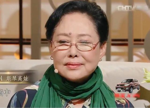 70岁斯琴高娃晚年凄凉，儿子入狱，女儿改国籍，如今出行全靠轮椅