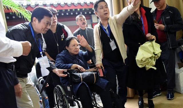 70岁斯琴高娃晚年凄凉，儿子入狱，女儿改国籍，如今出行全靠轮椅
