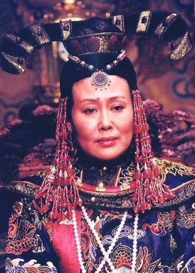 70岁斯琴高娃晚年凄凉，儿子入狱，女儿改国籍，如今出行全靠轮椅