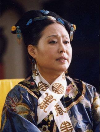 70岁斯琴高娃晚年凄凉，儿子入狱，女儿改国籍，如今出行全靠轮椅