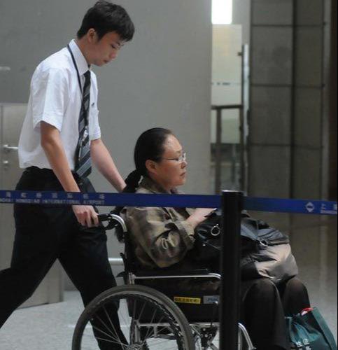 70岁斯琴高娃晚年凄凉，儿子入狱，女儿改国籍，如今出行全靠轮椅