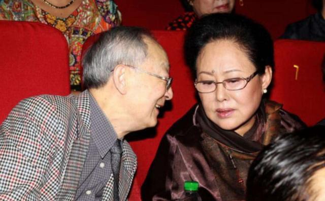 70岁斯琴高娃晚年凄凉，儿子入狱，女儿改国籍，如今出行全靠轮椅