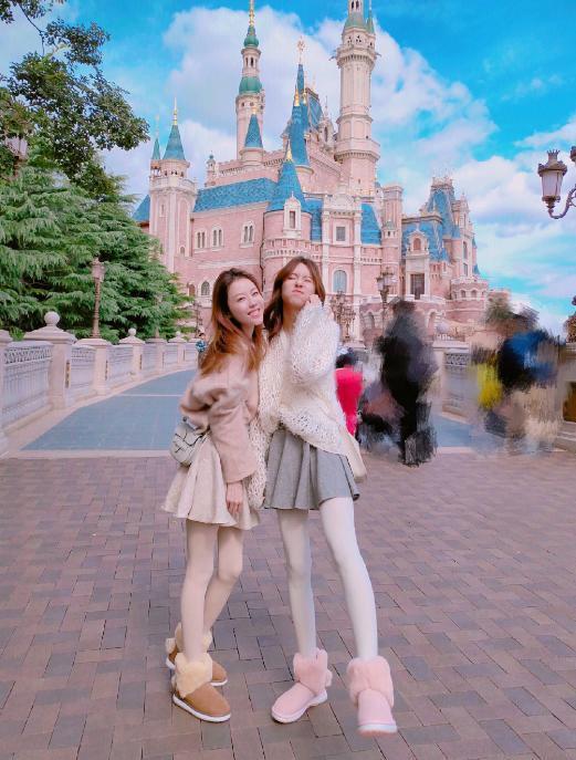 陈赫女儿正面照曝光，一家三口同游迪士尼，张子萱少女感十足
