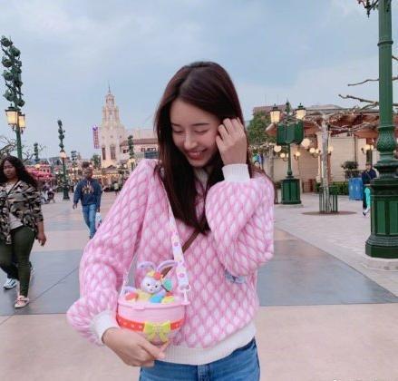 陈赫女儿正面照曝光，一家三口同游迪士尼，张子萱少女感十足