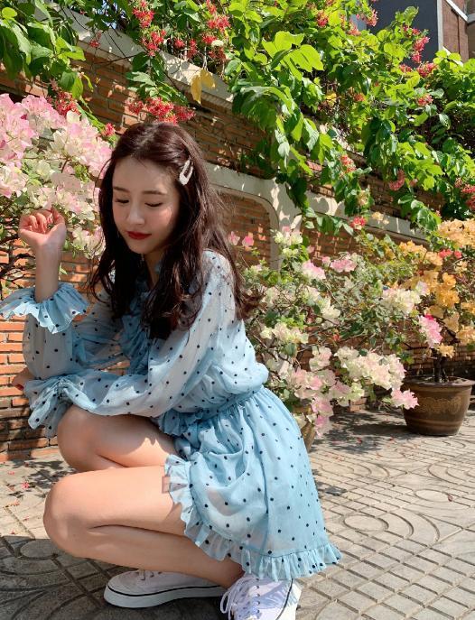 陈赫女儿正面照曝光，一家三口同游迪士尼，张子萱少女感十足