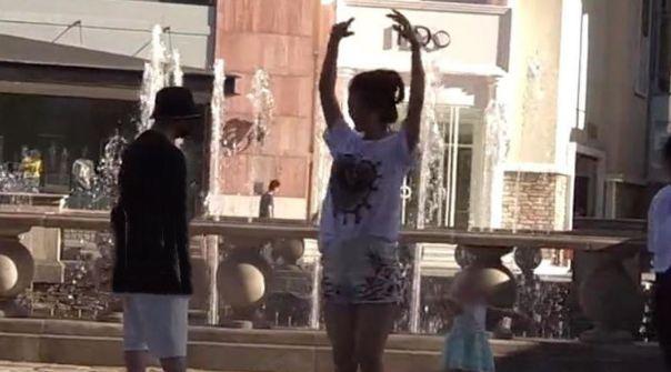 孙红雷一家三口罕见同框，2岁女儿正面曝光！长腿继承妈妈基因