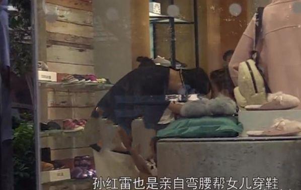 孙红雷一家三口罕见同框，2岁女儿正面曝光！长腿继承妈妈基因