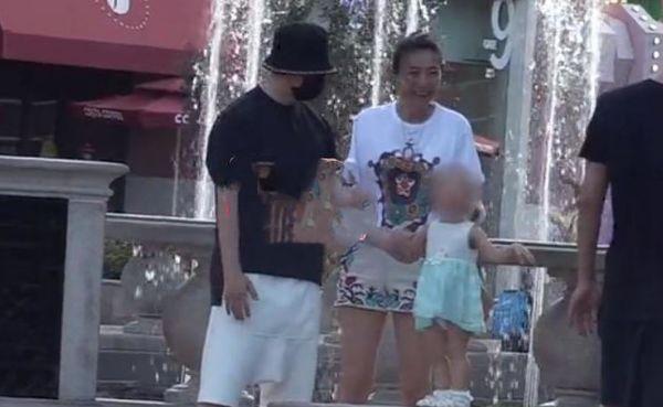 孙红雷一家三口罕见同框，2岁女儿正面曝光！长腿继承妈妈基因
