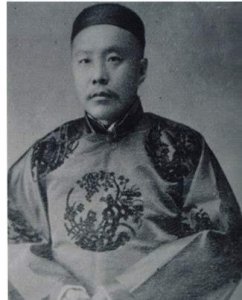 ​19岁考秀才落第，他转以神探出道，53岁官至总理，辞职一年后身亡