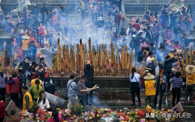 ​和尚为私利贪巨款，白天念经晚上骗尼姑，众人称其为＂人面兽心＂
