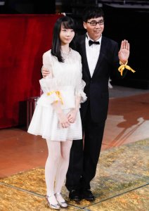 ​范明女儿长得真漂亮！穿一袭白裙随父亲走红毯，和爸爸有同款脸型