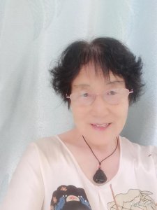 ​娇艳欲滴仙人花， 千呼万唤始出来