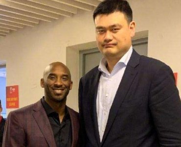 ​2米26的姚明身形多夸张？300斤的奥尼尔在身边显娇小