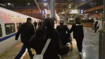 ​惊心动魄4分钟！江西一火车站上演生命“接力赛”