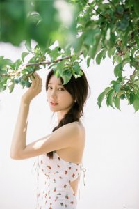 ​秦岚美图，树下美人，清纯淡雅，唯美动人