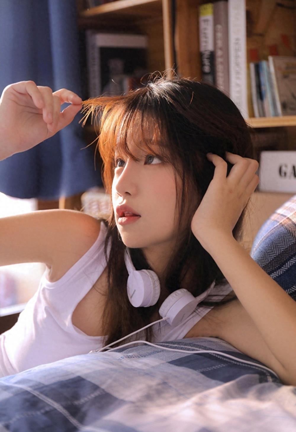 00后粉嫩小女生青涩娇躯柔若无骨唯美养眼