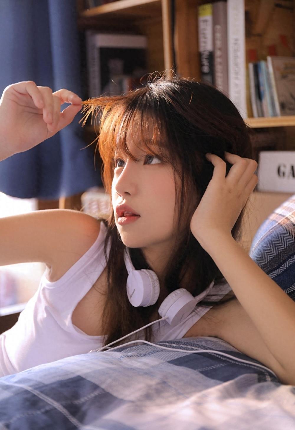00后粉嫩小女生青涩娇躯柔若无骨唯美养眼