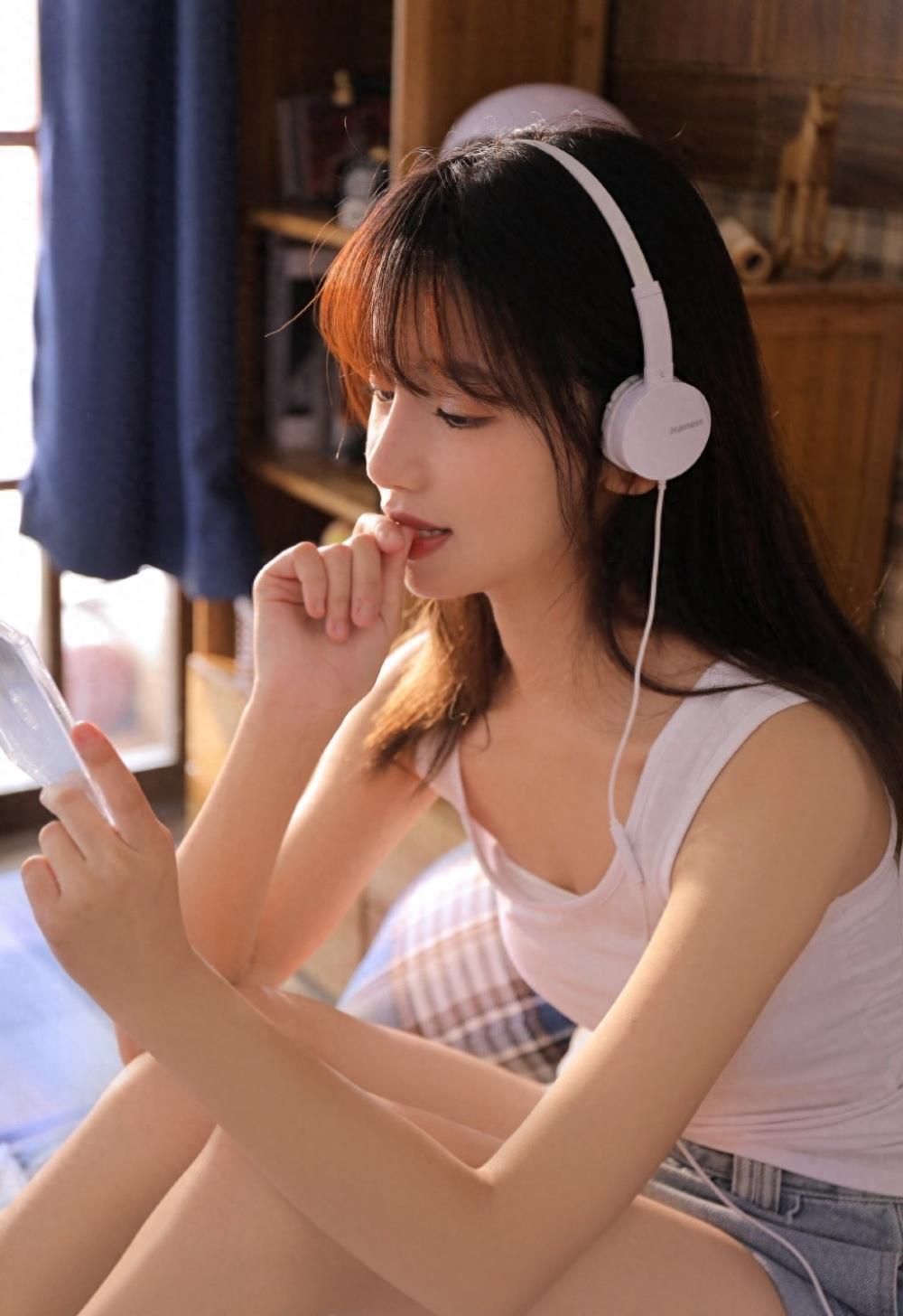 00后粉嫩小女生青涩娇躯柔若无骨唯美养眼