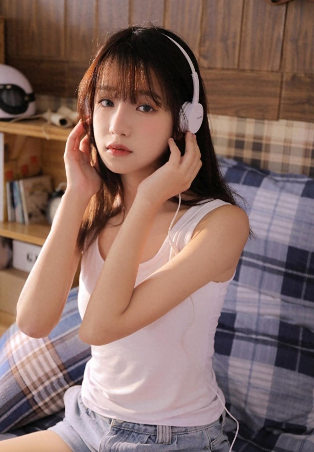 00后粉嫩小女生青涩娇躯柔若无骨唯美养眼