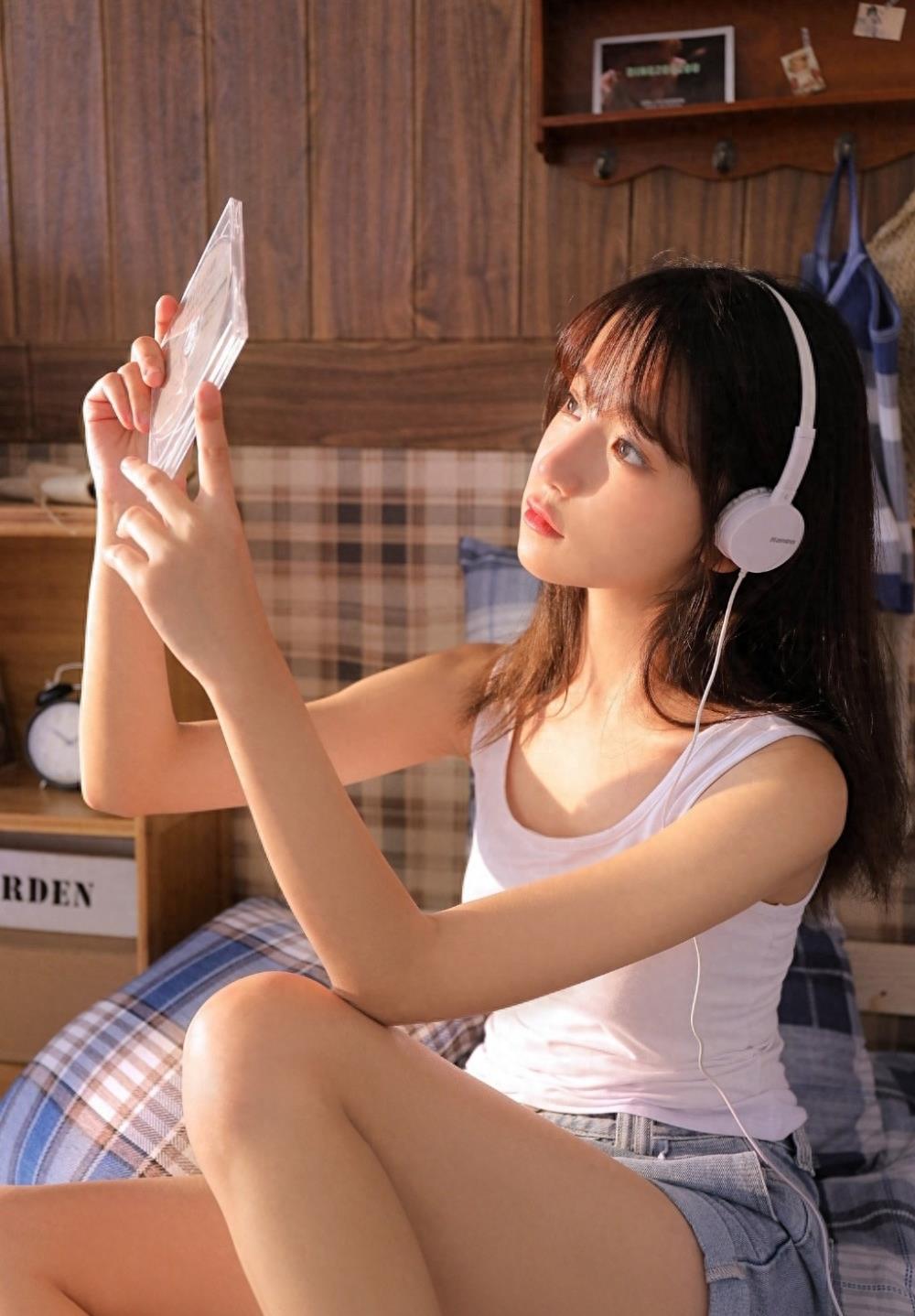 00后粉嫩小女生青涩娇躯柔若无骨唯美养眼