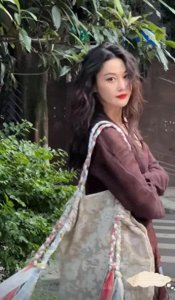 ​张馨予晒昆山老家照，房子又老又破旧，感叹：我18岁之前一直住这