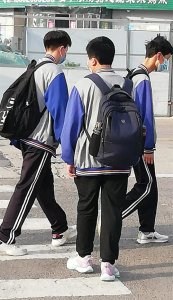 ​夏季学生着校服应人性化一点