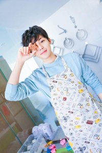 ​超能少年侯明昊萌系写真曝光 毕业单飞后新年力捧上位