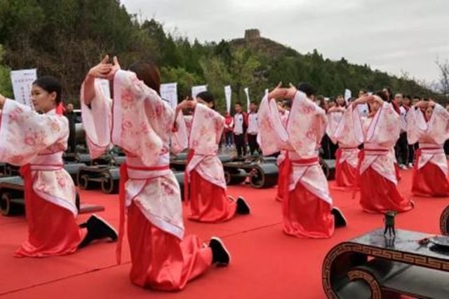 丧事三跪九叩的正确姿势（一般到灵堂怎么祭拜行礼）