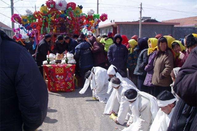 丧事三跪九叩的正确姿势（一般到灵堂怎么祭拜行礼）