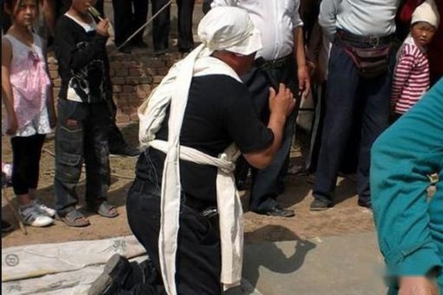 丧事三跪九叩的正确姿势（一般到灵堂怎么祭拜行礼）