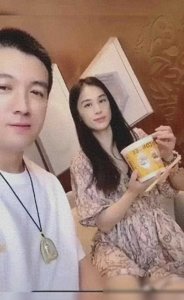 ​太尴尬！黄圣依直播时走光！隐私一览无余，杨子在旁边也不提醒