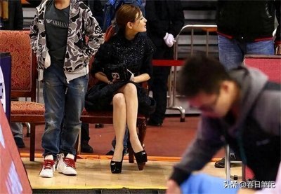 ​广东宏远队老板娘，44岁一头金发韵味十足，昨晚穿着打扮吸睛迷人