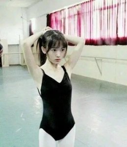 ​鞠婧祎中学照曝光 ＂四千年＂小时候长这样