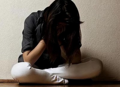 ​女护士被多次性侵后，为自保在隐私部位涂毒，致男子死亡，违法吗