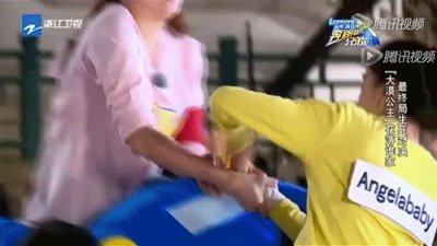 ​“被人袭胸，意外走光”这些女星做游戏也未免太投入了吧？
