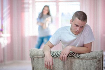 ​一名男子因怀疑妻子出轨，秘密跟踪妻子在送孩子到20楼的辅导班后