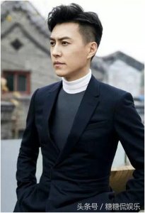 ​靳东家庭照曝光，看了妈妈的照片后，网友大呼：妈妈的基因真强大