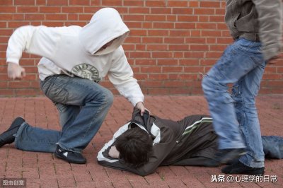 ​攻击行为 一个人受到的挫折越多，攻击行为就越多