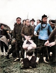 ​905年清朝末期，北京菜市口正执行冷漠残忍的砍头刑