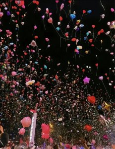 ​“西安跨年夜，老城根燃起绚丽之光，成为了年轻人的新打卡圣地