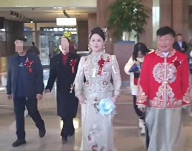 ​恭喜！本山弟子董三毛大婚，现场仪式感十足，小9岁娇妻颜值惊艳