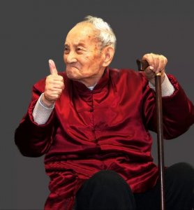 ​112岁酿酒业“活化石”秦含章逝世，生前“吃玩爱”让自己长寿