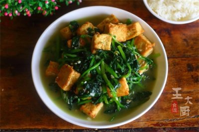 ​菠菜炒豆腐味道也能不普通，营养丰富，好吃下饭，简单易学