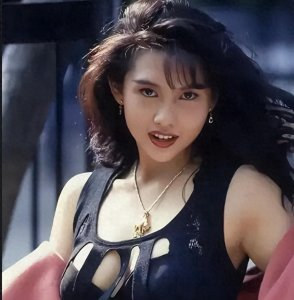 ​香港艳星对比：有人风韵犹存，有人身材严重走样，谁是赢家？