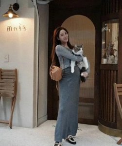 ​欧阳妮妮孕肚出行引热议