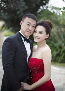 ​马琳第二任妻子张雅晴，为马琳生儿育女照顾好家，支持马琳的事业