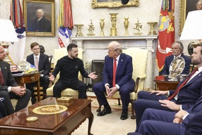 ​弱国任人欺，强国立天地，泽连斯基未穿西装，遭美国记者嘲讽！