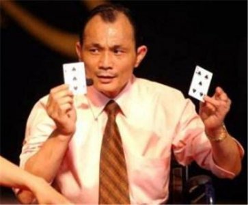 ​他曾靠神秘“千术”名震赌坛，后来被小弟出卖，身高从此矮了一截