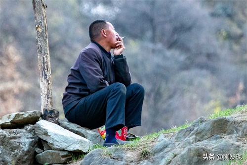 家住大山深处,听鸟语学鸟叫三十年,能把成群的“金凤凰”喊下山