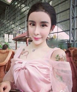 15岁时整成“蛇精脸”如今她变成了这个样子